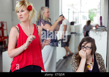 Les étudiants fréquentant une école d'été de l'art à l'Université pour les arts créatifs (UCA) en vue de passer à faire une maîtrise. Banque D'Images
