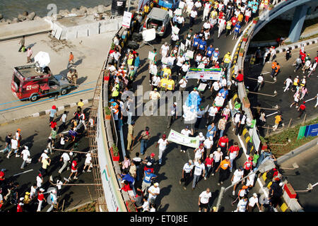 Les participants s'exécutant sur Charni road flyover au collier de la reine à Nariman Point Mumbai marathon ; événement organisé Mumbai Banque D'Images