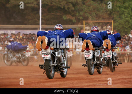 Les hommes de la police d'effectuer des cascades en moto le 1er mai Jour de la fondation de l'État du Maharashtra parc Shivaji ; ; ; Dadar Mumbai Banque D'Images