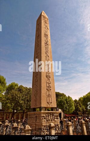 L'obélisque de Théodose, l'obélisque égyptien antique du pharaon Thoutmosis III à l'Hippodrome, Sultanahmet, Istanbul, Turquie Banque D'Images