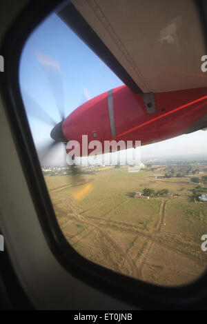 Aile d'avions dans le ciel peut être vu à travers la fenêtre ; l'Inde Banque D'Images