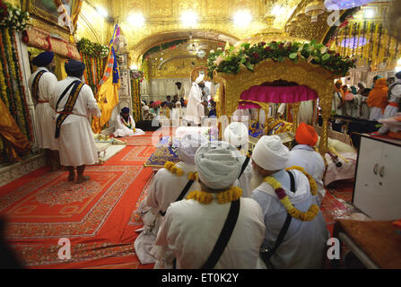 Les religieux sikh assis ; consécration célébrations du perpétuel Guru Granth Sahib Gurudwara Sikh dans Sachkhand ; Saheb Nanded Banque D'Images
