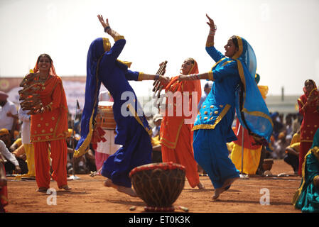 Les jeunes filles dansant Sikh, Giddha danses folkloriques, des célébrations du 300e année de consécration du perpétuel Guru Granth Sahib , Nanded , Maharashtra, Inde Banque D'Images