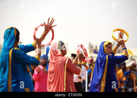 Jeunes Sikh danseuses dansantes danse folklorique Giddha célébrations de 300th année de consécration de perpétuel Guru Granth Sahib Nanded India Banque D'Images