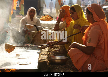 Les dévots sikhs faisant rotis farine de blé pain dans Sachkhand ; cuisine communautaire Saheb Gurudwara à Nanded Maharashtra ; Inde ; Banque D'Images