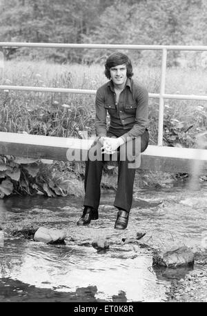 1974 Tournoi de Coupe du Monde en Allemagne de l'Ouest. L'équipe de football de l'Ecosse de détente à leur hôtel Weilnau à Francfort. Peter Lorimer assis sur un petit pont sur un ruisseau. 17 juin 1974. Banque D'Images