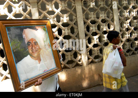 Photo frame de l'acteur et politicien Sunil Dutt né Balraj Dutt fait dernier voyage à la crémation à Bandra ; Bombay Mumbai Banque D'Images