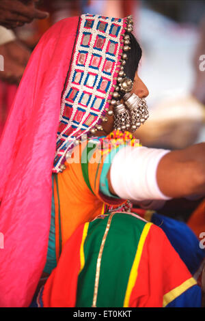Femme nomade vêtus de leurs vêtements colorés traditionnels assis dehors le Sachkhand Saheb Gurudwara à Nanded Banque D'Images