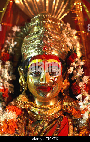 Statue en bronze entièrement décorée de déesse Yellama curcuma kumkum ; mariage ; eunuques Bewa Purnima à Ghatkopar ; Mumbai Banque D'Images