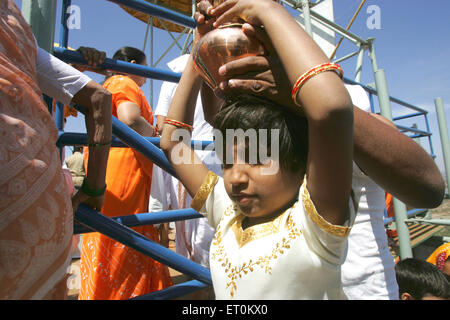 Jeune fille exerçant son Mahamasthakabhisheka ustensile en cuivre de coco ; festival ; Shravanabelagola Jain important Hassan Karnataka Banque D'Images