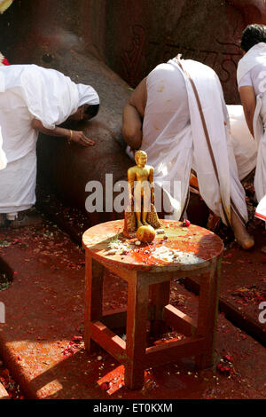 Les dévots à la recherche de pieds bénédiction statue de Bhagwan Gomateshwara Bahubali Mahamasthakabhisheka Shravanabelagola ; Hassan Karnataka Banque D'Images