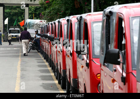 Tata Motors nouvelle gamme mini cars Tata Magic utilisé comme un mini-bus à l'usine de Tata Motors ; Pimpri Pune Maharashtra près ; Inde ; Banque D'Images