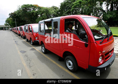 Tata Motors nouvelle gamme mini cars Tata Magic utilisé comme un mini-bus à l'usine de Tata Motors ; Pimpri Pune Maharashtra près ; Inde ; Banque D'Images