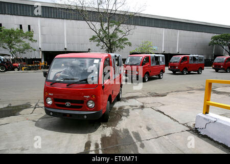 Tata Motors nouvelle gamme mini cars Tata Magic utilisé comme un mini-bus à l'usine de Tata Motors ; Pimpri Pune Maharashtra près ; Inde ; Banque D'Images