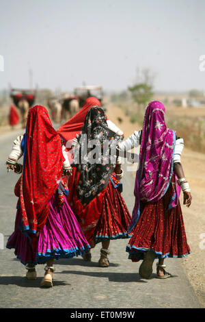 Femmes nomades traditionnelles en robe colorée avec plein de bijoux vus sur la route de Bhopal dans le Madhya Pradesh ; Inde Banque D'Images