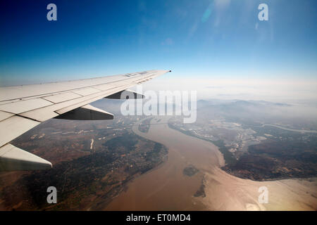 Aile d'avion, aile d'avion, aile d'avion, vol au-dessus de la ville, Ahmedabad, Gujarat, Inde, avion indien Banque D'Images