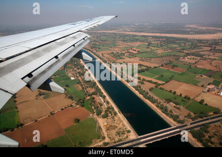 Aile d'avion, aile d'avion, aile d'avion, vol au-dessus de la ville, Ahmedabad, Gujarat, Inde, avion indien Banque D'Images