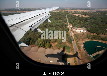 Aile d'avion, aile d'avion, aile d'avion, vol au-dessus de la ville, Ahmedabad, Gujarat, Inde, avion indien Banque D'Images