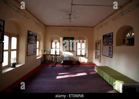 Mahatma Gandhi place assise avec grande photographie et rouet à l'Ashram de Satyagraha fondée en 25 Mai 1915 à Kochrab Banque D'Images