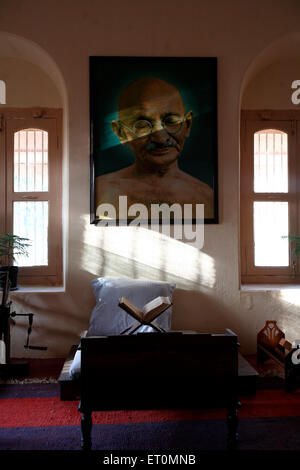 Mahatma Gandhi place assise avec sa grande photographie et son rouet à l'Ashram de Satyagraha fondée en 25 Mai 1915 à Kochrab Banque D'Images