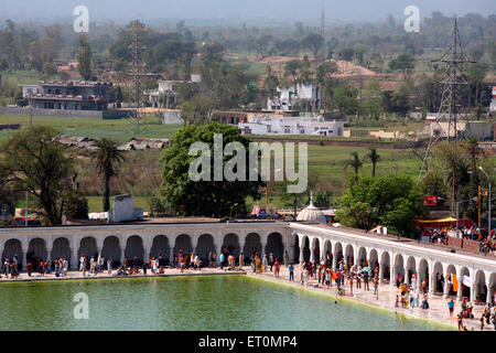 Les dévots se baigner à l'étang saint au cours Hola Road Festival à Anandpur Sahib dans Rupnagar district ; Punjab ; Inde Banque D'Images