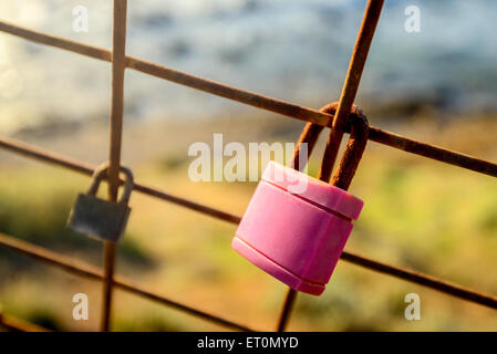 Rusty love locks accroché sur la clôture comme un symbole de loyauté et d'amour éternel Banque D'Images