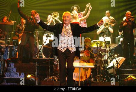 Fichier - Un fichier photo datée du 27 octobre 2004 montre l'Allemand chef d'orchestre et compositeur James Last performant qu'il débute sa tournée anniversaire à l'aréna à Leipzig, en Allemagne. En dernier est décédé à l'âge de 86 ans en Floride, USA, le 09 juin 2015, son long-temps organisateur de concert Semmel Concerts a dit le 10 juin 2015. Photo : Waltraud Grubitzsch/dpa Banque D'Images