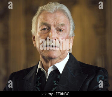 Fichier - Un fichier photo datée du 15 avril 2009 montre l'Allemand chef d'orchestre et compositeur James Last parlant dans l'hôtel de ville de sa ville natale de Brême, Allemagne. En dernier est décédé à l'âge de 86 ans en Floride, USA, le 09 juin 2015, son long-temps organisateur de concert Semmel Concerts a dit le 10 juin 2015. Photo : Ingo Wagner/dpa Banque D'Images