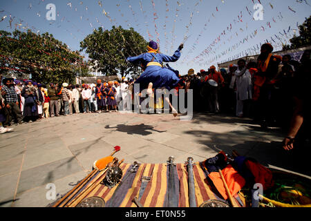 Guerrier Sikh Nihang ou d'effectuer les cascades à l'épée et bouclier en lors des célébrations de Road Hola Anandpur sahib Banque D'Images