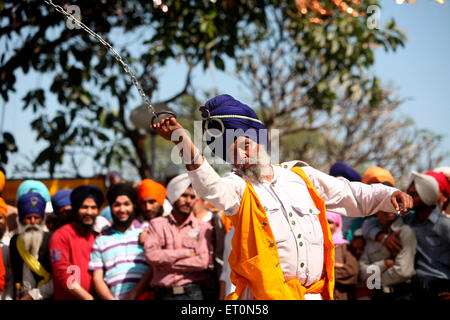 Guerrier Sikh Nihang ou avec chaîne en cascades de la scène au cours des célébrations de Road Hola Anandpur sahib Banque D'Images