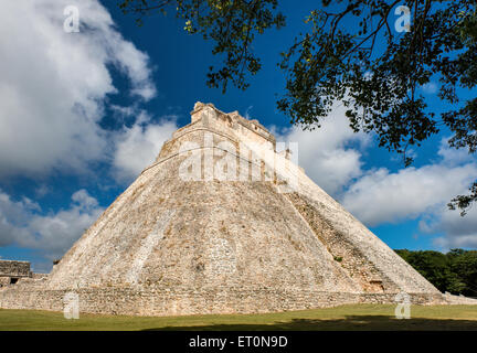 Piramide del Adivino Magiciens (maison), ruines mayas au site archéologique d'Uxmal, Yucatan, Mexique Banque D'Images