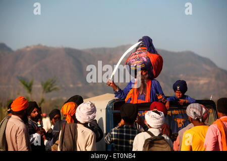 Turban guerrier Nihang, Hola Mohalla, festival Hola, Anandpur Sahib, Anandpur, Rupnagar, Ropar, Punjab, Inde, Indien Banque D'Images