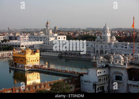 Vue aérienne de Harmandir Sahib ou Darbar Sahib ou du Golden Temple Complex et de la ville d'Amritsar Punjab India Banque D'Images