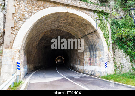 Entrée d'un vieux tunnel avec des galeries à travers lequel la lumière pénètre en Espagne Banque D'Images