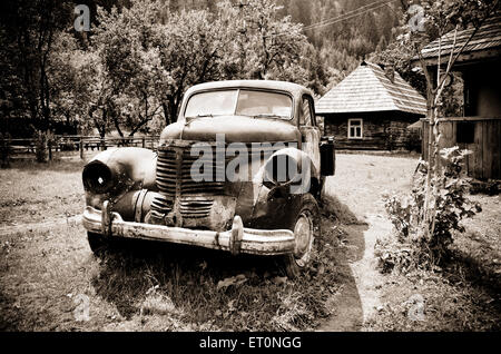 Ancienne rétro vintage voiture rouillée et vieille maison Banque D'Images