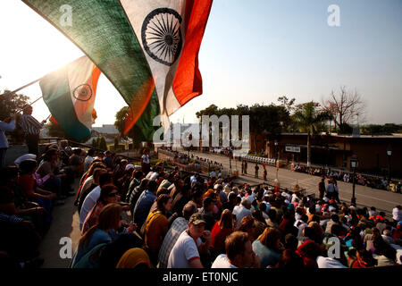 Foule pour la cérémonie de relève de la garde, Attari, Atari, frontière de Wagah, Amritsar, Punjab, Inde, Inde frontière avec le Pakistan, Inde frontière avec le Pakistan Banque D'Images