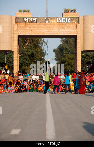 Foule pour la cérémonie de relève de la garde, Attari, Atari, frontière de Wagah, Amritsar, Punjab, Inde, Inde frontière avec le Pakistan, Inde frontière avec le Pakistan Banque D'Images