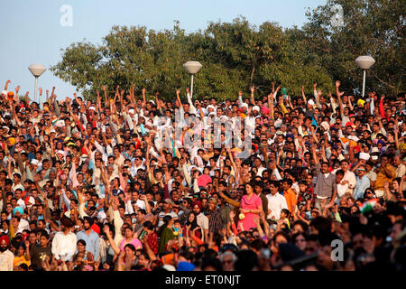 Foule pour la cérémonie de relève de la garde, Attari, Atari, frontière de Wagah, Amritsar, Punjab, Inde, Inde frontière avec le Pakistan, Inde frontière avec le Pakistan Banque D'Images