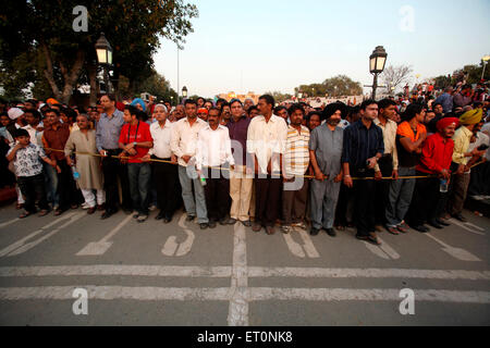 Foule pour la cérémonie de relève de la garde, Attari, Atari, frontière de Wagah, Amritsar, Punjab, Inde, Inde frontière avec le Pakistan, Inde frontière avec le Pakistan Banque D'Images