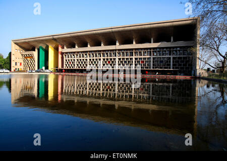Bâtiment de la haute cour de Chandigarh Inde Territoire de l'Union européenne Banque D'Images