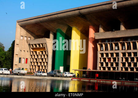 High court Building, Punjab et Haryana High court, conçu par l'architecte français le Corbusier, Chandigarh, Union Territory, UT, Inde, Asie Banque D'Images