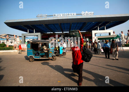 Porter des sacs gare à Chandigarh Inde Territoire de l'Union européenne ; Banque D'Images