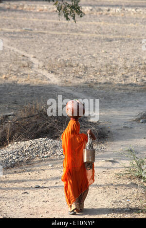 Femme portant un pot d'eau à la tête, Inde Banque D'Images
