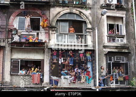 Les dévots de regarder le dieu Ganesh ; immersion Bombay Mumbai Maharashtra ; Inde ; Banque D'Images