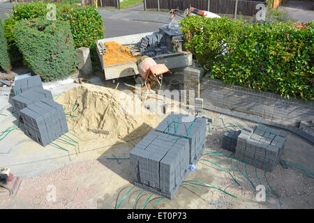 Du sable et de pavés en jardin à l'avant des propriétés résidentielles de la création d'une nouvelle entrée de voiture après retrait de l'ancien béton Essex England UK Banque D'Images