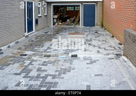 Les améliorations à la maison nouvelle voiture allée des bâches en plastique mis sur le bloc ouvrant pour arrêter le temps de tempête de sable atteignant sub base avant la fin de l'Angleterre Banque D'Images