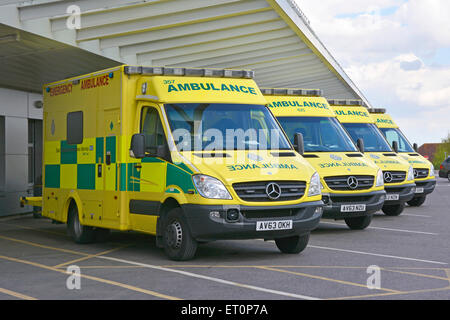 Ambulance faisant partie de la flotte de l'est de l'Angleterre Mercedes Benz NHS ambulances stationnées à l'extérieur de l'hôpital A & E accident et service d'urgence Essex Angleterre Royaume-Uni Banque D'Images