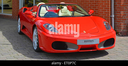 Ferrari voiture stationnée dehors Meridien Modena fleuristes showroom à Lyndhurst Nouvelle Forêt Hampshire England UK Banque D'Images