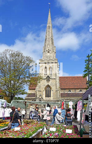 Échoppe de marché la vente de plantes en Romford market avec flèche de Saint Edwards au-delà de l'église place du marché London Borough of Havering England UK Banque D'Images