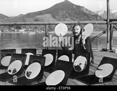 Fichier - Un fichier photo datée du 12 mai 1973 montre l'Allemand leader du groupe et le compositeur James Last comme il reçoit onze Golden Records à la fois à Schliersee, Allemagne. En dernier est décédé à l'âge de 86 ans en Floride, USA, le 09 juin 2015, son long-temps organisateur de concert Semmel Concerts a dit le 10 juin 2015. Photo : Georg Goebel/dpa Banque D'Images